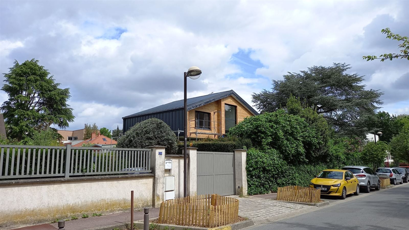 Maison rehaussée avec bardage bois, vue depuis la rue