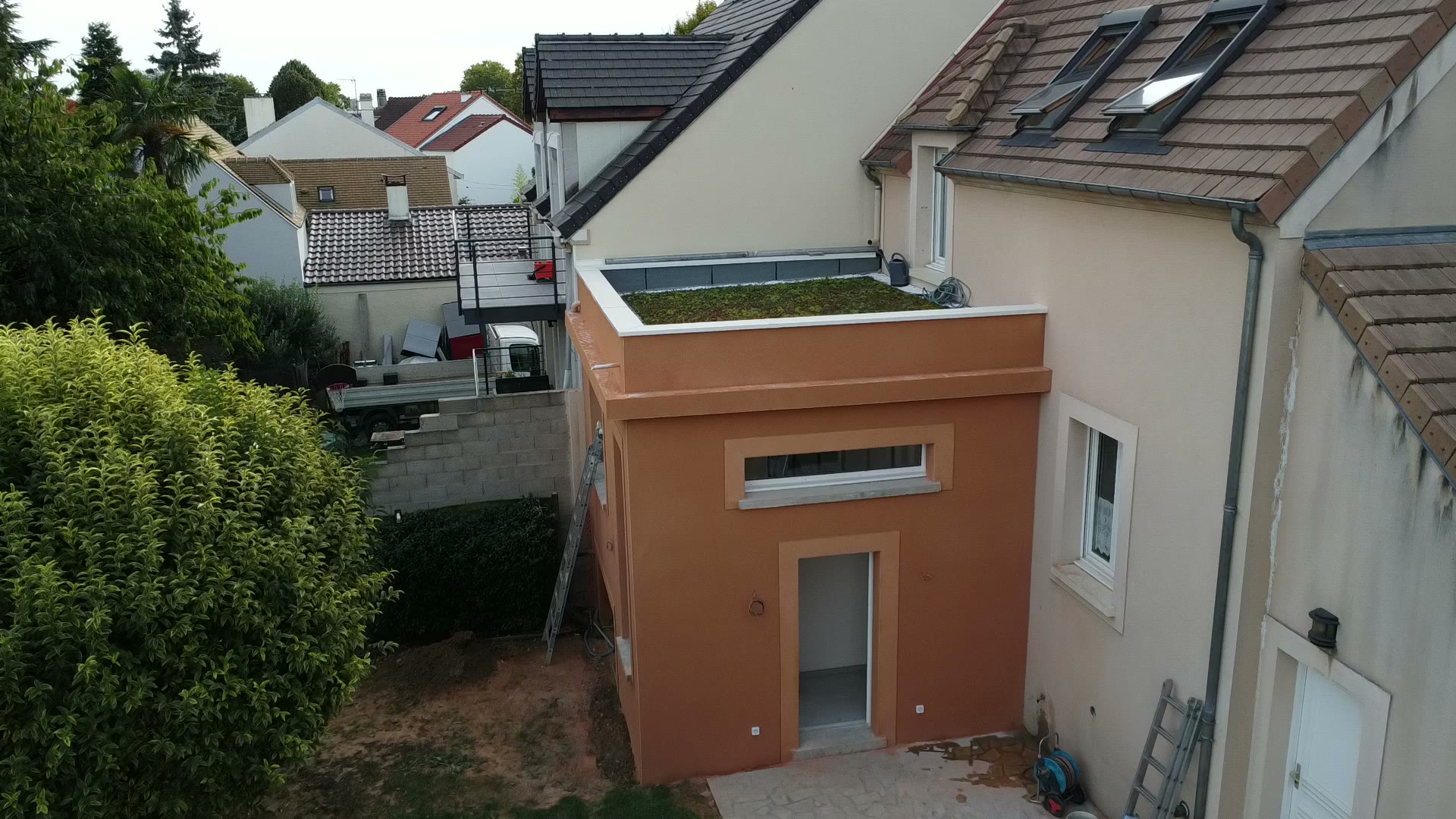 Extension en maçonnerie avec toit végétalisé à Cormeilles-en-Parisis