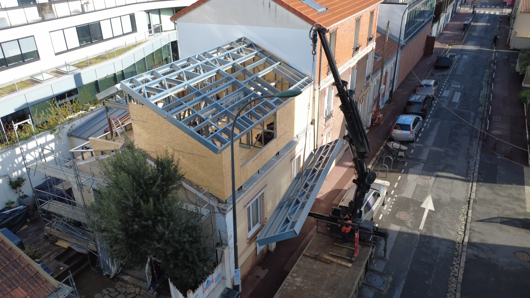 Surélévation en acier léger à Malakoff, charpente acier posée à la grue